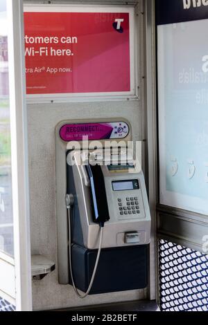 PhoneBox con Wi-Fi point nella città australiana Foto Stock