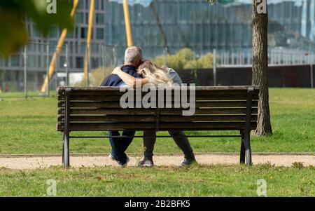 Berlino, Germania. 19th settembre 2019. Una donna e un uomo si siedono a stretto contatto su una panchina. Credito: Paul Zinken/Dpa/Alamy Live News Foto Stock