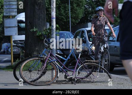 Schrottfahrraeder, Koepenicker Strasse, Kreuzberg di Berlino, Deutschland Foto Stock