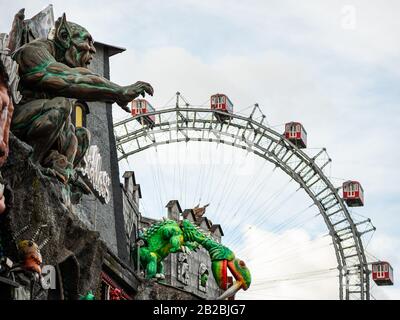 Vienna, Austria - 29/11/2019: Parco divertimenti a Prater (Vienna) con Wiener Riesenrad in background in un giorno nuvoloso in autunno Foto Stock