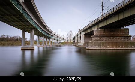 Vienna, Austria - 11/27/2019: Due ponti ferroviari (metropolitana U6 e S-Bahn) sul Danubio a Vienna in un giorno nuvoloso in autunno Foto Stock