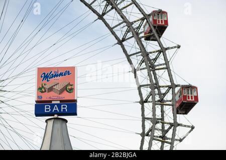 Vienna, Austria - 11/29/2019: Pubblicità di un bar di fronte a Wiener Riesenrad in un giorno nuvoloso in autunno Foto Stock