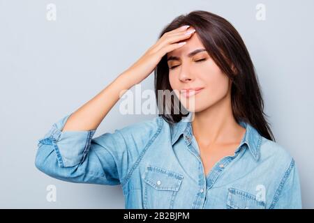 Ritratto di giovane donna ammalata con forte mal di testa Foto Stock