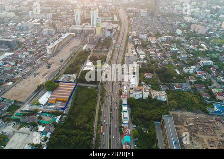 Edificio cittadino con vista aerea della strada al tramonto, Bangkok Thailandia Foto Stock