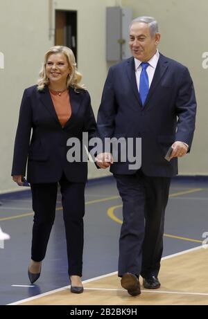 Gerusalemme, Israele. 02nd Mar, 2020. Il primo ministro israeliano Benjamin Netanyahu e sua moglie Sara Netanyahu arrivano a lanciare i loro voti durante le elezioni legislative israeliane, in una centrale di scrutinio a Gerusalemme, lunedì 2 marzo 2020. Gli israeliani si dirigono ai sondaggi per una terza elezione generale per eleggere i 120 membri della Knesset 23nd, o parlamento. Secondo l'Ufficio centrale di statistica di Israele, più di sei milioni di persone possono votare. Foto in piscina di Atef Safadi/UPI Credit: UPI/Alamy Live News Foto Stock