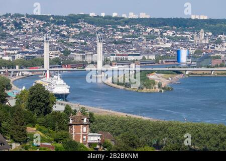 La città di Rouen (Francia settentrionale) visto da Canteleu. Panoramica del fiume Senna, il ponte Flaubert, Panorama XXL e la Chiesa di Saint-Ouen Foto Stock