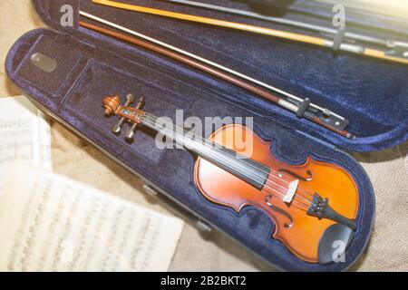 Il collo del violino su sfondo di carte musicali. Foto Foto Stock