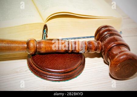 gavel di legno e libri sul tavolo. Foto Stock