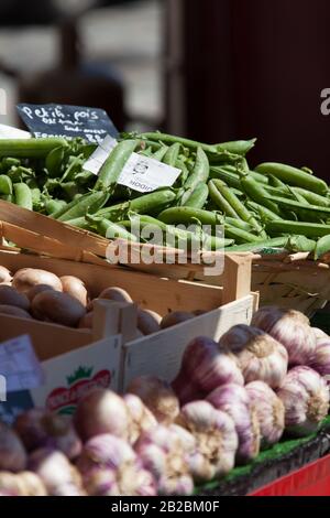 Città Di Concarneau, Francia. Vista pittoresca dei prodotti freschi in vendita al mercato di Concarneau, che si tiene a Place Jean Jaures. Foto Stock