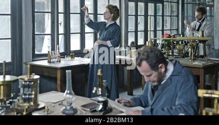 MARFIE CURIE: Il FILM THE COURAGE OF KNOWLEDGE 2016 con Karolina Gruszka e Charles Berling seduti Foto Stock