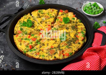 Frittata Con Pollo E Verdure, Saporito Omelet Cotto In Casa Foto Stock