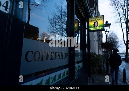 Amsterdam, PAESI BASSI - 25 FEBBRAIO 2020 - Il centro medievale della città è oggi il principale quartiere a luci rosse e il negozio di caffè per il fumo legale Foto Stock