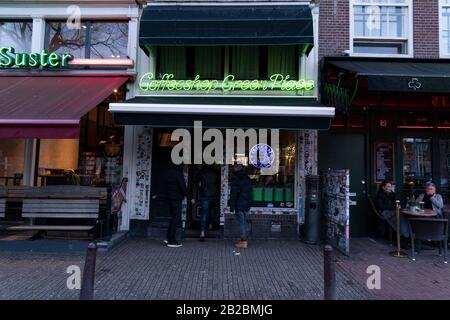 Amsterdam, PAESI BASSI - 25 FEBBRAIO 2020 - Il centro medievale della città è oggi il principale quartiere a luci rosse e il negozio di caffè per il fumo legale Foto Stock