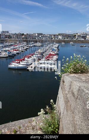 Città Di Concarneau, Francia. Vista pittoresca sul porto di Concarneau e sulla spianata di Quai Peneroff. Foto Stock