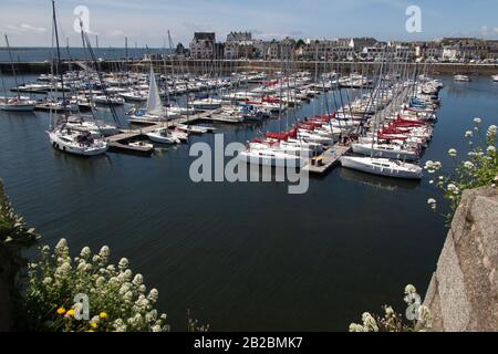 Città Di Concarneau, Francia. Vista pittoresca sul porto di Concarneau e sulla spianata di Quai Peneroff. Foto Stock