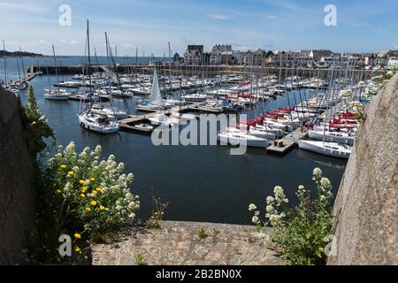 Città Di Concarneau, Francia. Vista pittoresca sul porto di Concarneau e sulla spianata di Quai Peneroff. Foto Stock