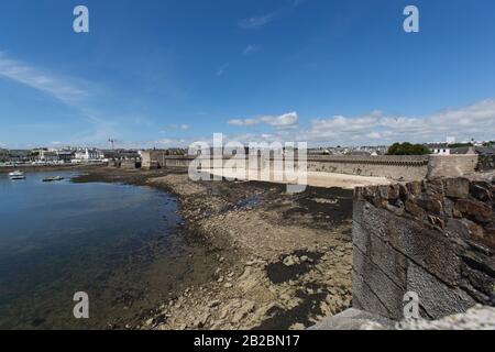 Città Di Concarneau, Francia. Vista pittoresca della città medievale di Concarneau Chiudi bastioni meridionali. Foto Stock