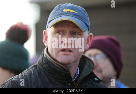 Joe Tizzard durante la visita alla stalla di Colin Tizzard presso la Spelles Farm, Milborne Port. Foto Stock