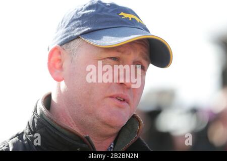 Joe Tizzard durante la visita alla stalla di Colin Tizzard presso la Spelles Farm, Milborne Port. Foto Stock