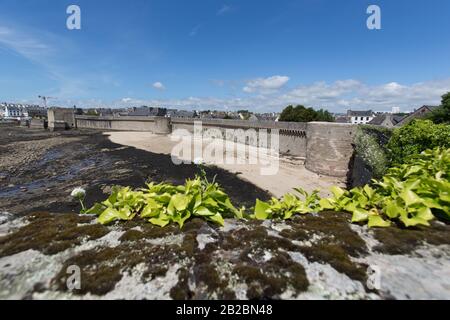 Città Di Concarneau, Francia. Vista pittoresca della città medievale di Concarneau Chiudi bastioni meridionali. Foto Stock