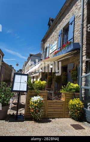 Città Di Concarneau, Francia. Vista pittoresca di una creperie caffè in Concarneau medievale Ville Close, a Rue Theophile Louarn. Foto Stock