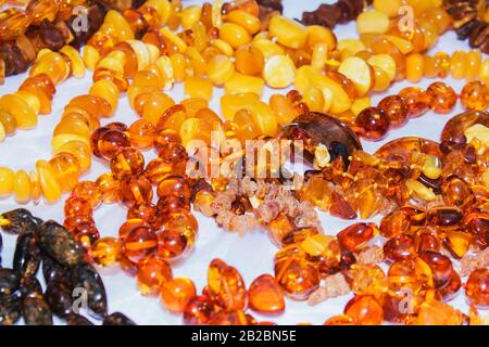 collana color ambra su sfondo chiaro, decorazione color ambra naturale Foto Stock