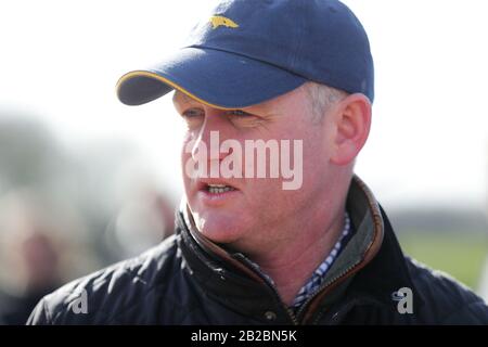 Joe Tizzard durante la visita alla stalla di Colin Tizzard presso la Spelles Farm, Milborne Port. Foto Stock