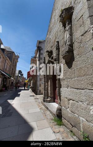 Città Di Concarneau, Francia. Vista pittoresca di Concarneau medievale Ville Close, a Rue Vauban, con il Teatro la Chap’l in primo piano. Foto Stock