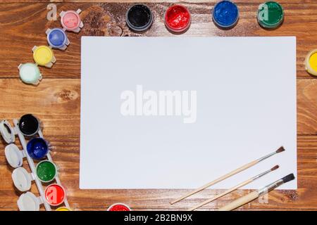 gouache, bocconcini, foglio di carta bianca con vernice acquerello Foto Stock