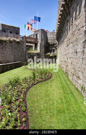 Città Di Concarneau, Francia. Vista pittoresca di Concarneau medievale Ville Close, al demi-lune con il Tour du Major torre sullo sfondo. Foto Stock