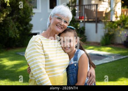 Famiglia fuori insieme in estate Foto Stock