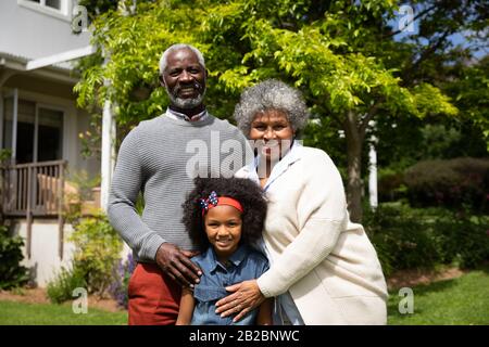 Famiglia trascorrere il tempo insieme nel giardino Foto Stock