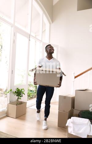 Uomo che si sposta in una nuova casa Foto Stock