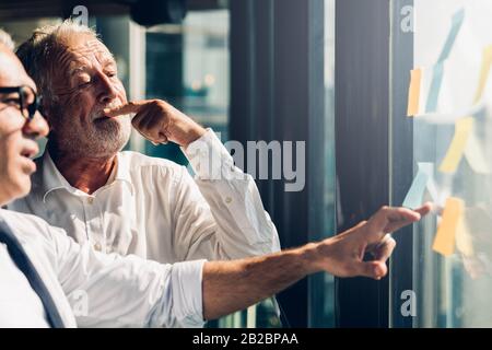 Discussione sulla riunione del team aziendale e concetto di avvio. Imprenditori di successo che lavorano con il nuovo progetto di avvio. Presentazione dell'idea, analisi Foto Stock