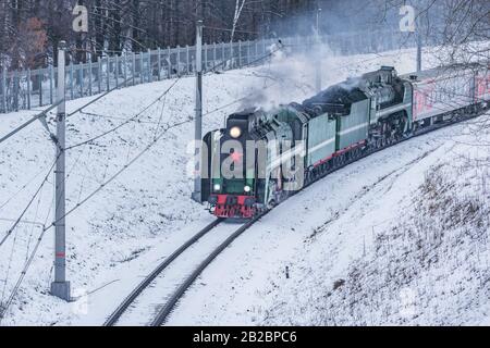 Korolev, Russia - 23 febbraio 2019: Il treno retrò si muove durante la giornata invernale. Foto Stock