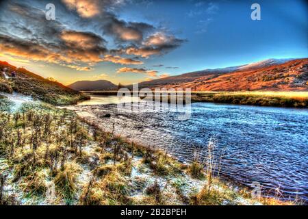 Area Di Braemar, Scozia. Vista artistica del tramonto sul fiume Dee, alla periferia di Breamar. Foto Stock