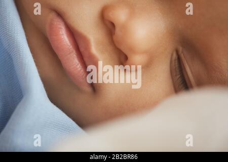 Primo piano vista di dettaglio a cute misto-razza bambino ragazzo Foto Stock