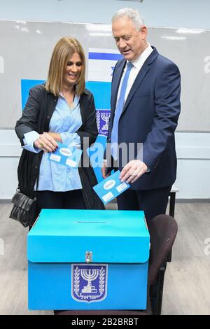 Israele. 02nd Mar, 2020. (200302) -- ROSH HAAYIN, 2 marzo 2020 (Xinhua) -- Benny Gantz, leader del partito centristo Blu e Bianco, e sua moglie Revital Gantz votare presso una centrale di scrutinio nella città centrale israeliana di Rosh Haayin, il 2 marzo 2020. Lunedì gli israeliani hanno iniziato a lanciare ballots alle elezioni parlamentari per la terza volta in meno di un anno. (Jini Via Xinhua) Credito: Xinhua/Alamy Live News Foto Stock