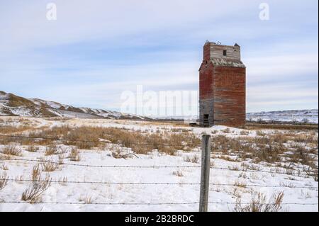 Vista invernale della rovina dell'ascensore del grano a Dorothy, Alberta, Canada Foto Stock