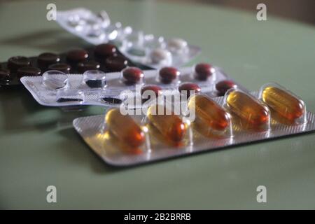 Medicinali diversi: Compresse o pillole in blister farmaci in confezione. Macro con messa a fuoco selettiva Foto Stock