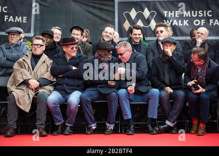 (Da sinistra a destra in prima fila) Chas Smash, Mike Barson, Lynval Golding, Graham McPherson aka Suggs, Mark Bedford e Dan Woodgate durante l'inaugurazione di una pietra per onorare la band, Madness, al Music Walk of Fame di Camden, Londra. Foto Stock