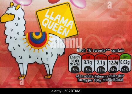 Informazioni nutrizionali sistema di semaforo etichettatura con sistema di codifica a colori su pacchetto di Nestle Llama edizione Smarties caramelle Foto Stock