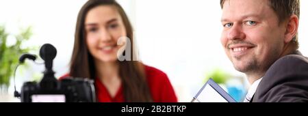 Giovani colleghi di affari di uomini e donne positivi che discutono la relazione sulle statistiche Foto Stock