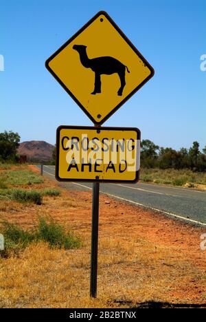 Australia, cartello segnaletico per l'attraversamento di cammelli sulla Ross Highway nel territorio del Nord Foto Stock