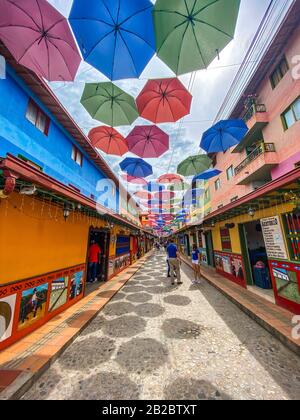 Guatapé è una località turistica andina nel nord-ovest della Colombia, a est di Medellín. È conosciuta per le sue case decorate con colorati bassorilievi. Si siede da Th Foto Stock