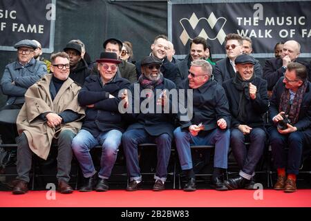(Da sinistra a destra in prima fila) Chas Smash, Mike Barson, Lynval Golding, Graham McPherson aka Suggs, Mark Bedford e Dan Woodgate durante l'inaugurazione di una pietra per onorare la band, Madness, al Music Walk of Fame di Camden, Londra. Foto PA. Data Immagine: Lunedì 2 Marzo 2020. Photo credit dovrebbe leggere: Aaron Chown/PA Filo Foto Stock
