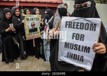 Medan, Sumatra Settentrionale, Indonesia. 2nd Mar, 2020. Il popolo musulmano indonesiano tiene un poster del primo ministro Narendra modi, in quanto ha partecipato a una protesta al di fuori dell'ufficio Consolato Generale dell'India, a Medan, Indonesia. Nella loro protesta, gli ultimi giorni dopo il passaggio della legislazione sull'emendamento sulla cittadinanza hanno presumibilmente danneggiato la comunità islamica, scatenando proteste musulmane indiane e causando atti di violenza da parte delle autorità locali. Almeno 38 persone sono state segnalate uccise e altre 200 ferite nell'incidente. Merito: Albert Ivan Damanik/Zuma Wire/Alamy Live News Foto Stock