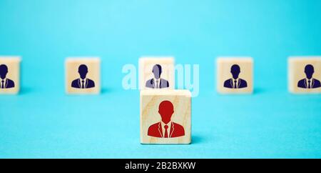 Blocchi di legno con l'immagine di lavoratori. Concetto di leadership. Distinguersi dalla folla. Il miglior dipendente. Gestione Delle Risorse Umane E Reclutamento. H Foto Stock