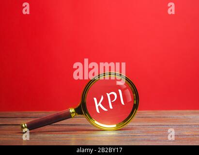 Lente di ingrandimento con l'iscrizione KPI. Indicatore Delle Prestazioni Chiave. Pianificazione e implementazione di una strategia aziendale. Controllo dell'attività aziendale di e. Foto Stock