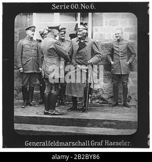 Proiezione Für Alle - Der Weltkrieg: Siegreiche Führer. Serie 60. N. 6. Generalfeldmarschal Graf Haeseler. (1836-1919) preußischer Generalfeldmarschall. - Die Firma „Proiezione für alle gegründet wurde 1905 von Max Skladanowsky (1861-1939)  . Sie produzierte bis 1928 FAST 100 Serien zu je 24 Glasdias im Format 8,3 x 8,3 cm im sog. Bromsilber-Gelatina-Trockenplatten Verfahren. Die Serien umfassten vor allem Städte, Länder, Landschaften aber auch Märchen und Sagen, das Alte Testament und den Ersten Weltkrieg. Foto Stock